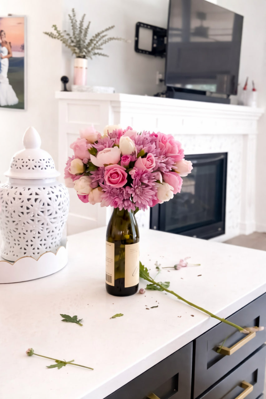 Подаръчен букет „Вино & Цветя“ — елегантна изненада с бутилка вино