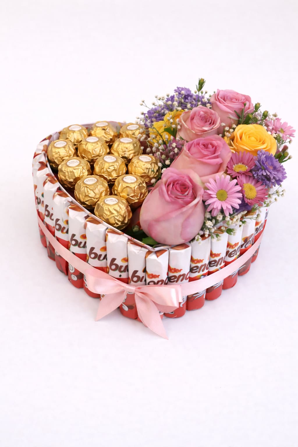 Сладко сърце „Kinder & Roses“ — Ferrero Rocher, Kinder Bueno и рози